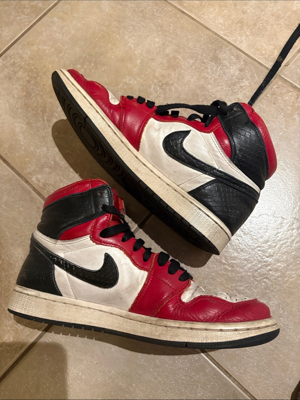 Nike Jordan’s red and black size EU40